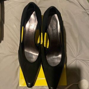 Circa Joan &David black microfiber and leather pump